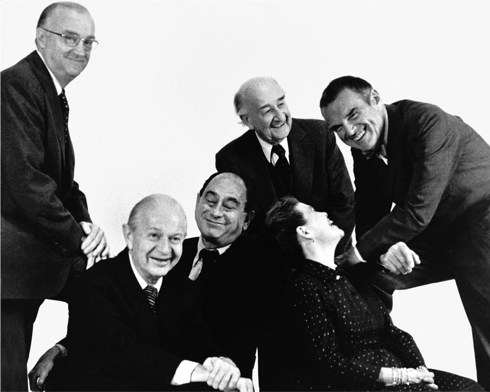 Photographie en noir et blanc du fondateur de Herman Miller, D.J. De Pree, avec le directeur du design George Nelson et les designers qu'ils ont engagés : Robert Propst, Alexander Girard, Ray et Charles Eames.