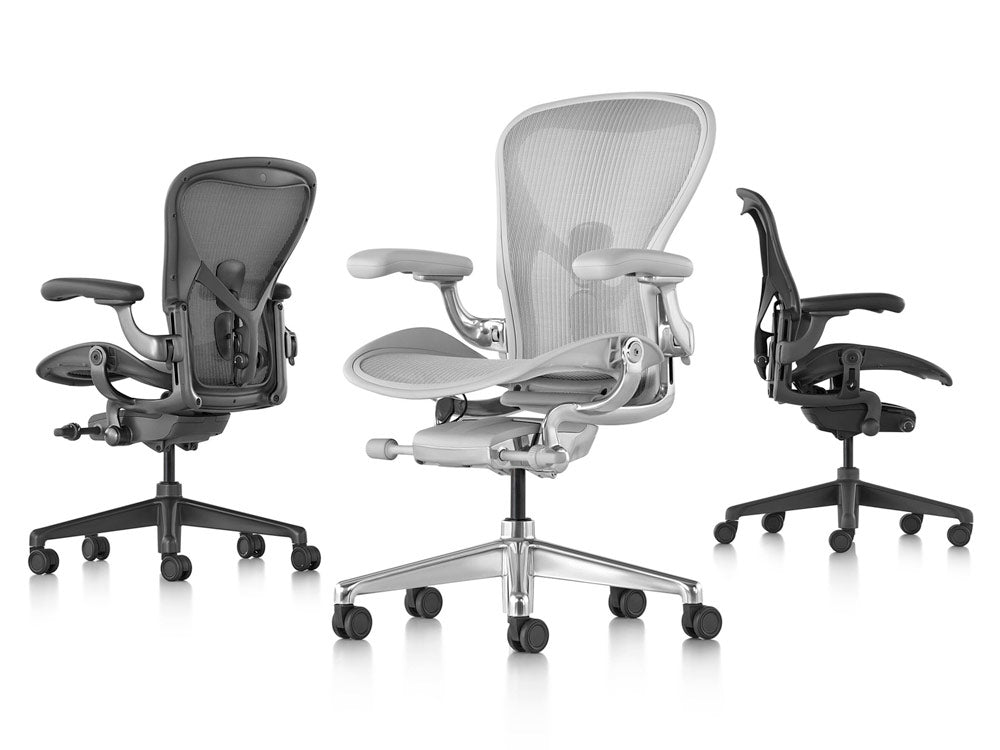 Gamme Herman Miller Aeron en graphite, blanc minéral et noir onyx, chacune sous un angle différent