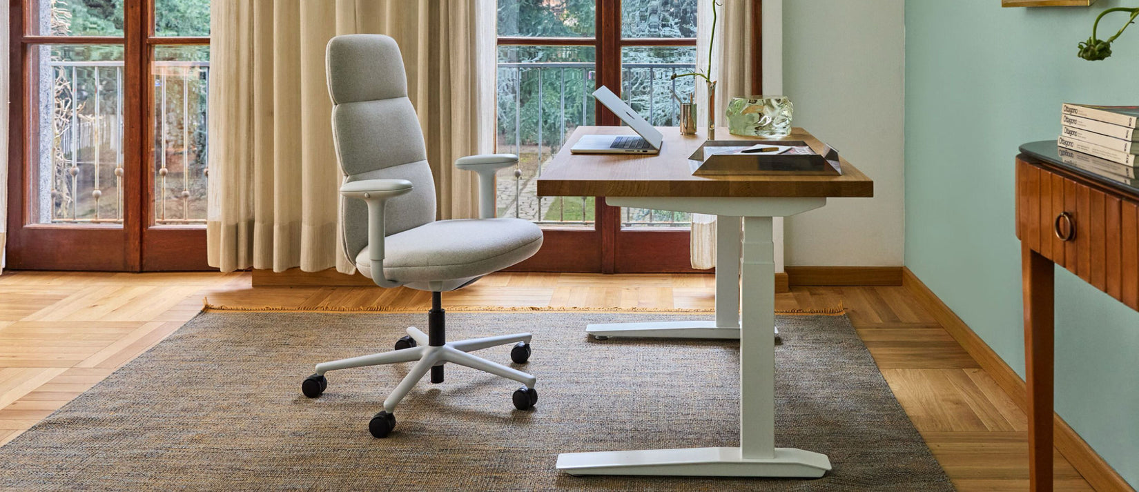 Un bureau chaleureux composé d'une chaise de bureau Asari pâle et d'un bureau Jarvis en chêne de Herman Miller.