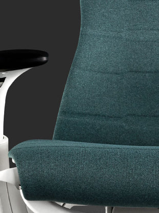 Gros plan d'un fauteuil gaming Embody bleu et blanc de Herman Miller, montrant la texture et la finition du tissu.