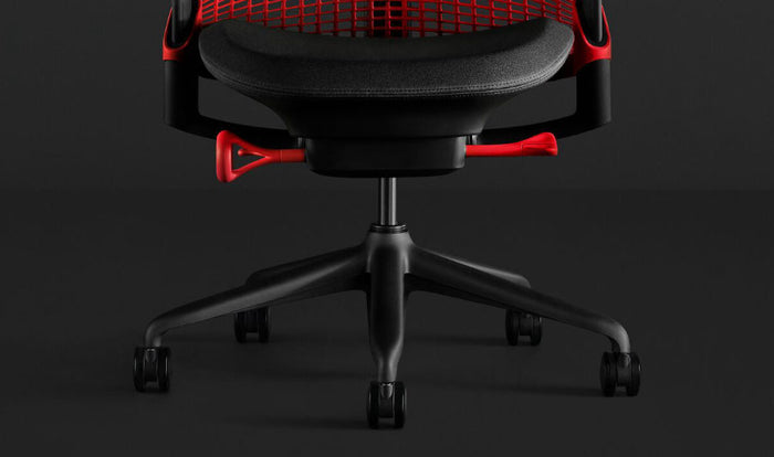Vue de face d'une chaise de jeu Sayl rouge et noire d'Herman Miller, montrant le cadre et la base noirs.