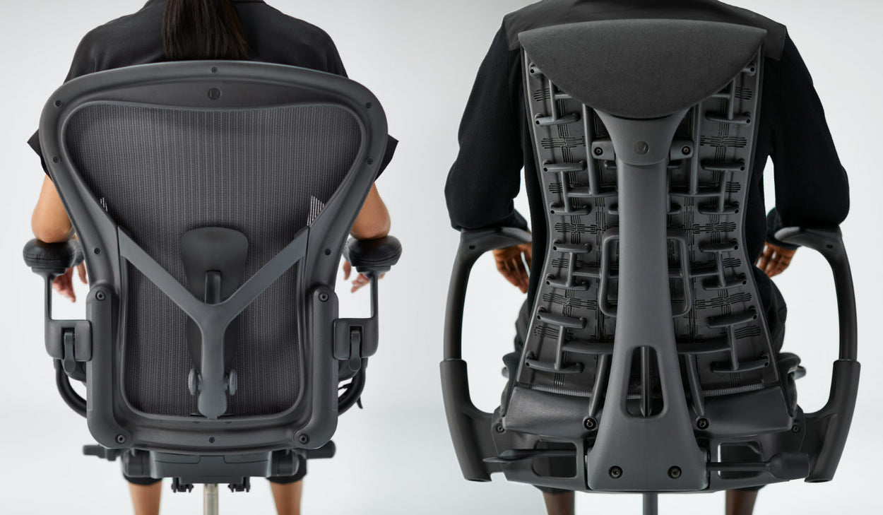 Vue arrière rapprochée de personnes assises bien droites sur une chaise de bureau Aeron en graphite et une chaise de bureau Embody en noir