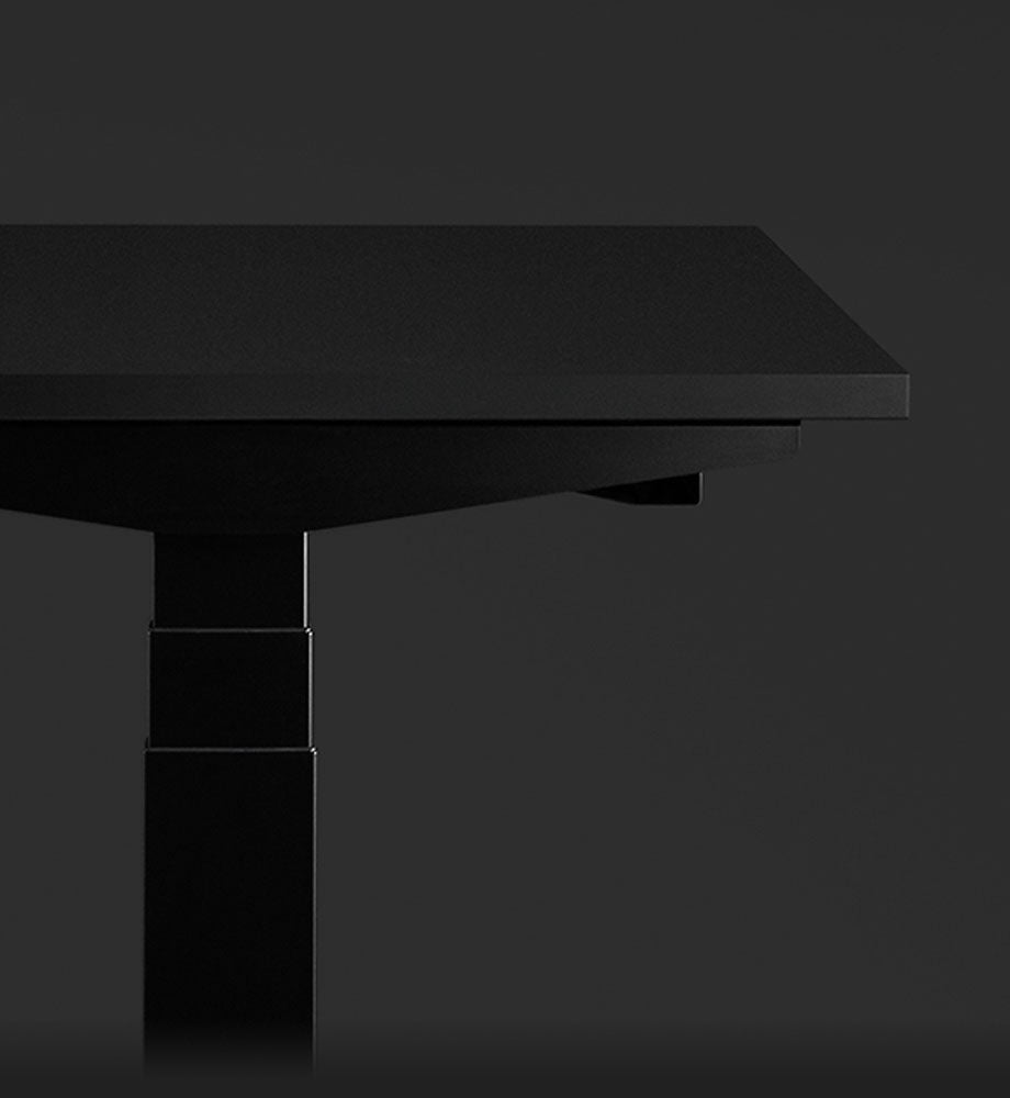 Vue latérale en gros plan d'un bureau de jeu Nevi noir d'Herman Miller, mettant en évidence la fonction de gestion des câbles.