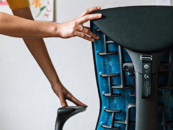 Gros plan arrière de la chaise gaming Embody montrant le dossier bleu cyan et la structure du dossier