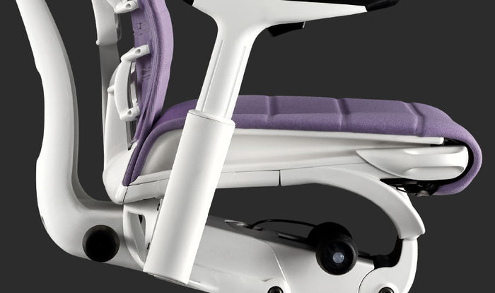 Gros plan sur le côté d'un fauteuil de jeu Embody violet et blanc de Herman Miller.