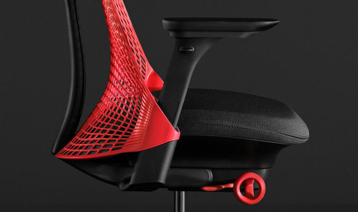 Vue latérale rapprochée d'un fauteuil de jeu Sayl rouge et noir de Herman Miller, montrant le rembourrage de l'assise.