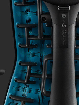 Vue arrière en gros plan d'un fauteuil de jeu Embody bleu et noir de Herman Miller.