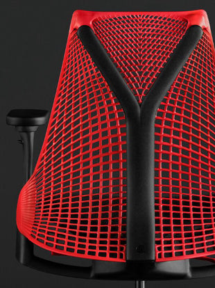 Vue arrière d'un fauteuil de jeu Sayl rouge et noir de Herman Miller, montrant le support de dossier en forme de Y.