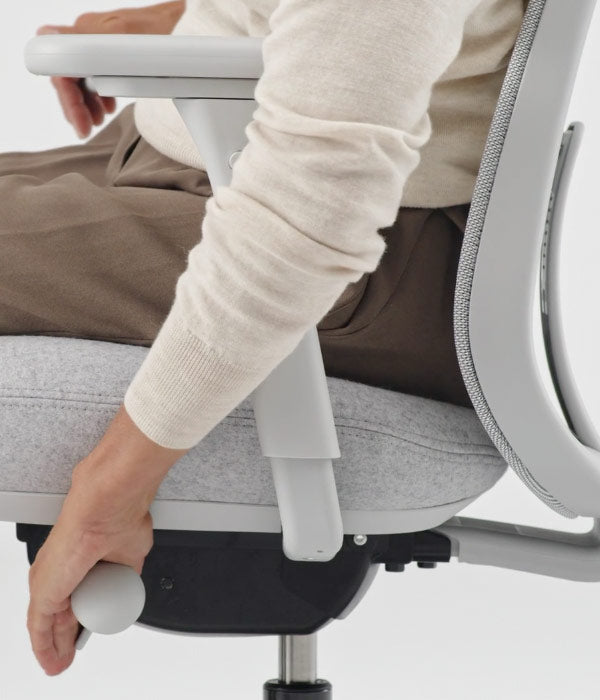 Vue de côté rapprochée du mécanisme de réglage de la position du dossier utilisé sur la chaise de bureau Lino en minéral