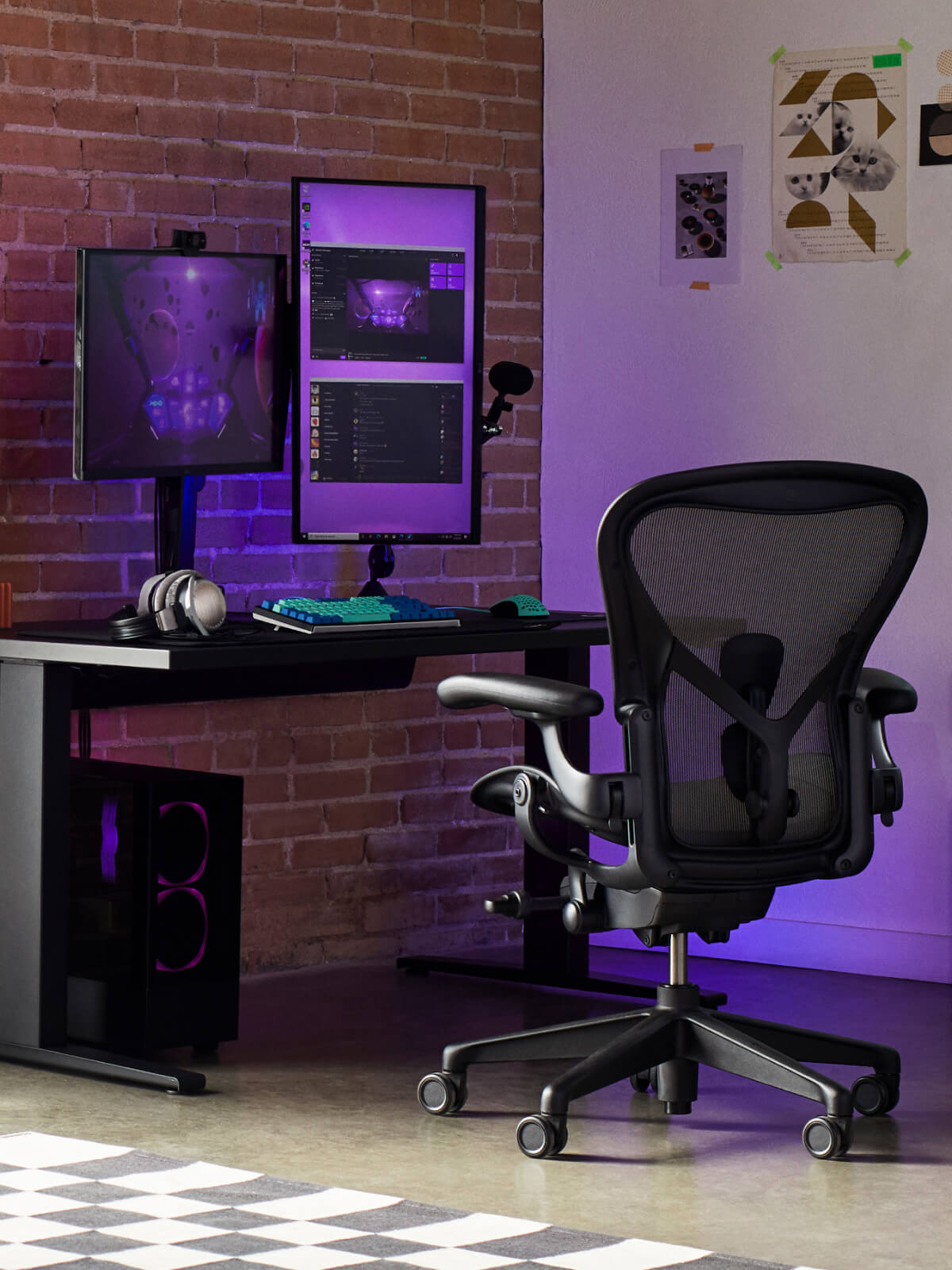 Installation gaming d'Electra : fauteuil gaming Aeron noir onyx et bureau gaming Nevi noir