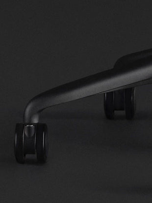 Gros plan d'une chaise de jeu Sayl noire de Herman Miller, montrant les roulettes noires.