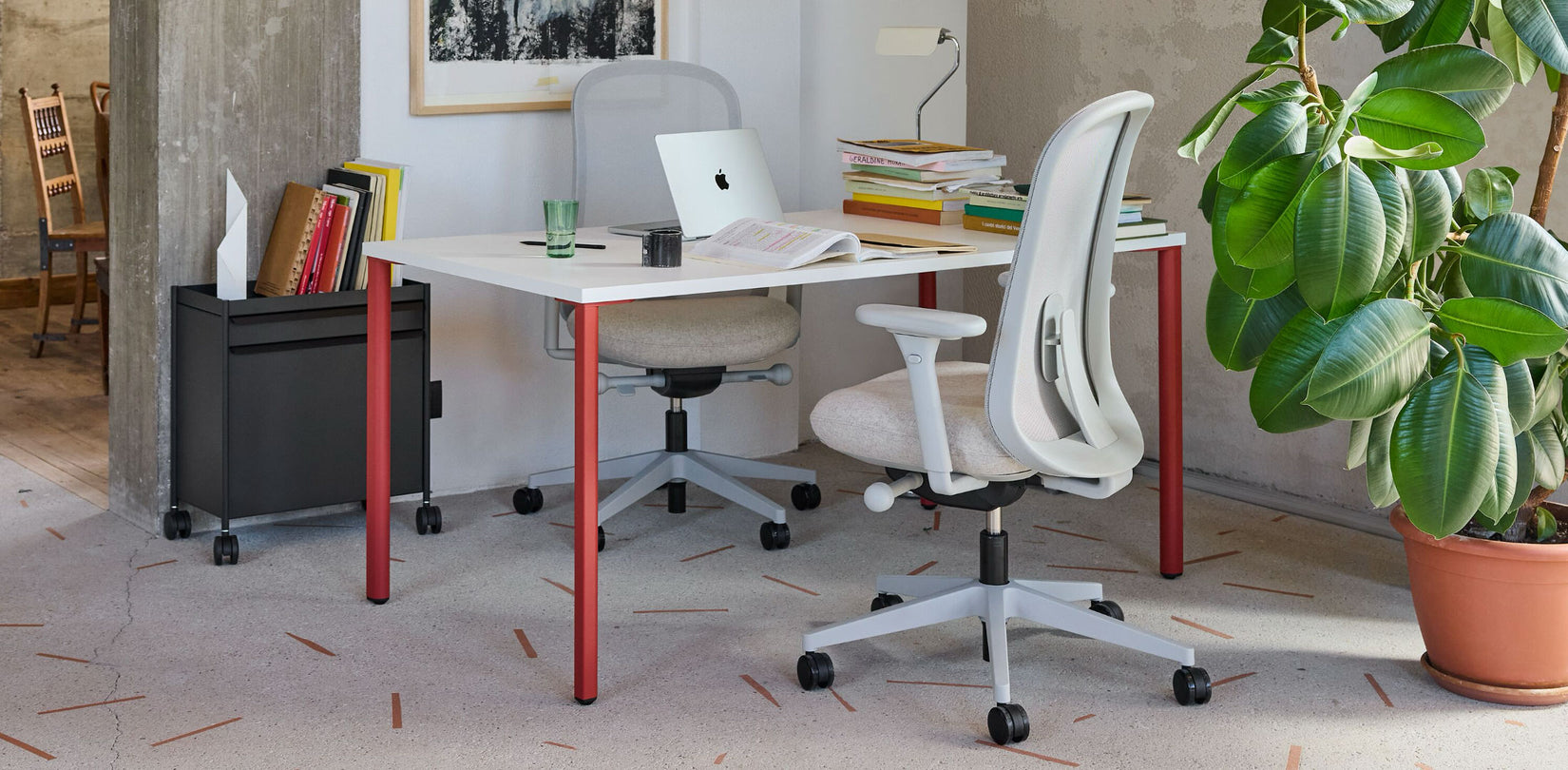 Bureau à domicile collaboratif composé de deux chaises Herman Miller Lino et d'un bureau OE1 blanc avec des pieds rouge canyon.
