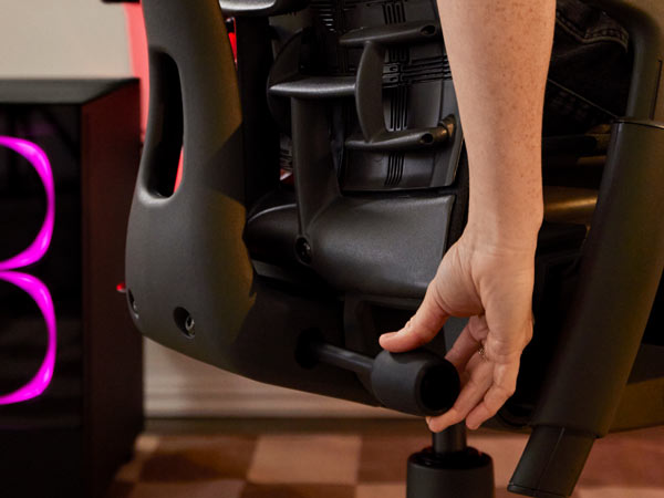 Gros plan du Dr Lindsey Migliore ajustant le dossier du fauteuil gaming Embody