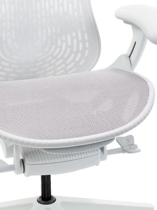 Gros plan d'une chaise de bureau Mirra 2 blanche d'Herman Miller, montrant l'assise à suspension respirante.