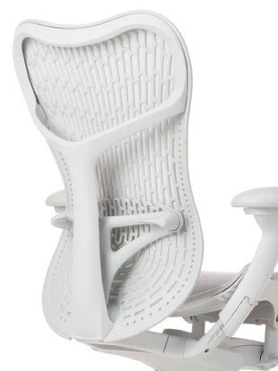 Vue arrière d'une chaise de bureau Mirra 2 blanche de Herman Miller, montrant le support du dossier.