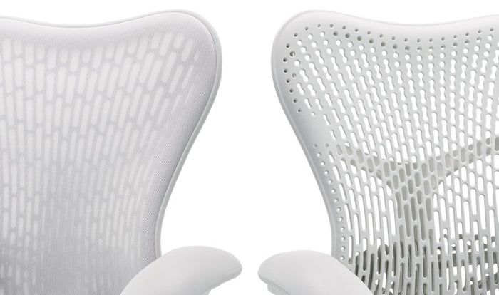 Deux chaises de bureau Mirra 2 blanches de Herman Miller, placées côte à côte. Présentation des deux options de dossier, l'une avec une couche supplémentaire de tissu et l'autre sans.