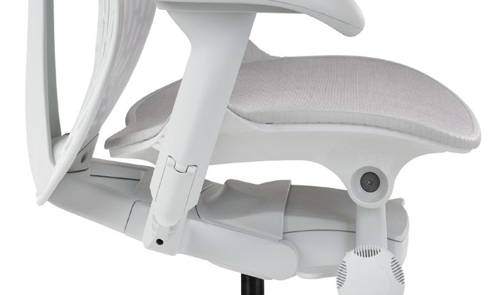 Vue latérale d'une chaise de bureau Mirra 2 blanche de Herman Miller, montrant la fonction de basculement.