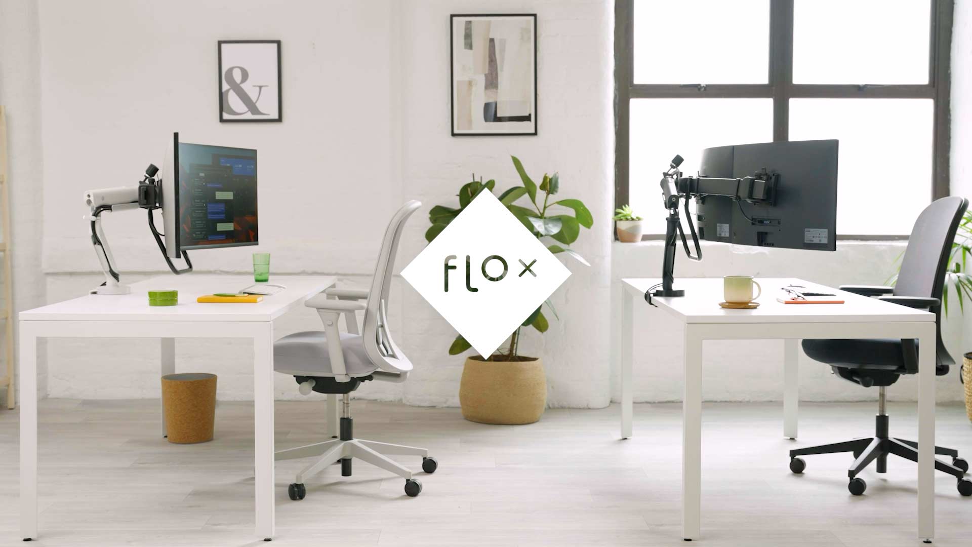 Une vidéo montrant l'utilisation d'un bras de moniteur Flo X pour maintenir des écrans simples, doubles et triples dans un environnement de bureau.