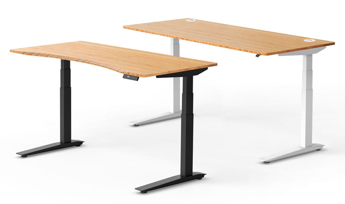 Deux bureaux debout Jarvis de Herman Miller, l'un avec des pieds noirs et un plan de travail profilé, l'autre avec des pieds blancs et un plan de travail rectangulaire.