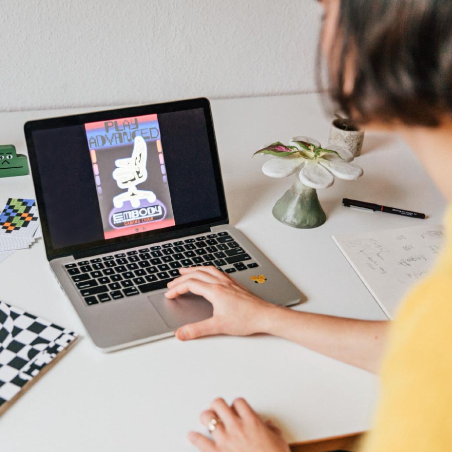 La designer Molly Rose Dyson travaillant sur une affiche Herman Miller Embody sur un ordinateur portable