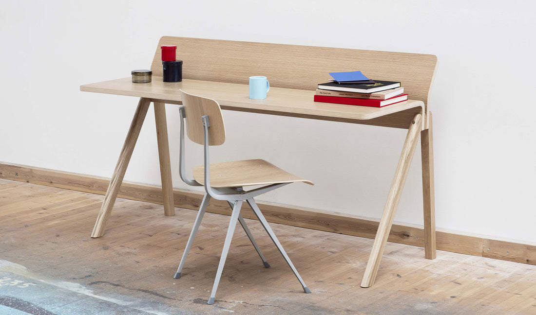 Le bureau Copenhague 190 de HAY en chêne naturel dans un studio.