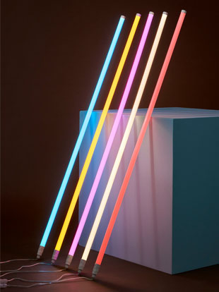Cinq tubes LED HAY en néon de différentes couleurs, adossés à un cube blanc.