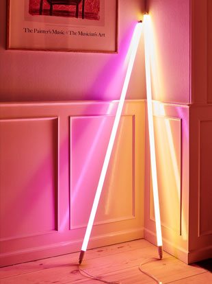 Deux tubes LED HAY en rose et orange, adossés à un mur blanc.