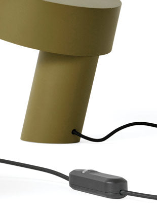 Une lampe Slant verte de HAY, montrant le gradateur en ligne à réglage progressif.