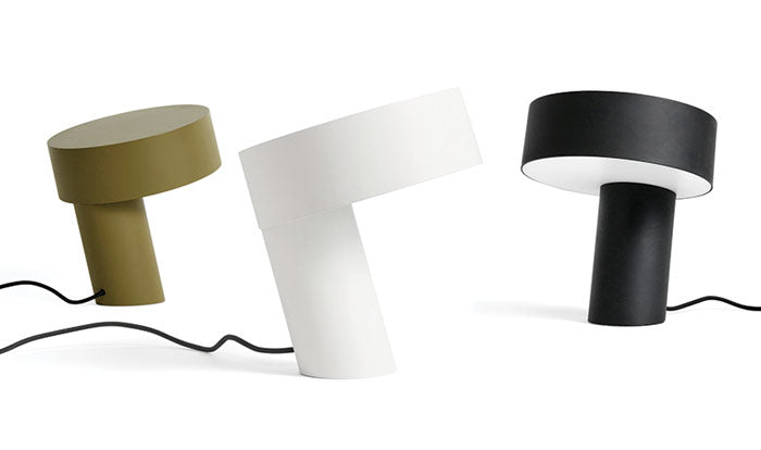 Trois lampes Slant de HAY en vert, blanc et noir, présentant les trois différentes options de couleur.