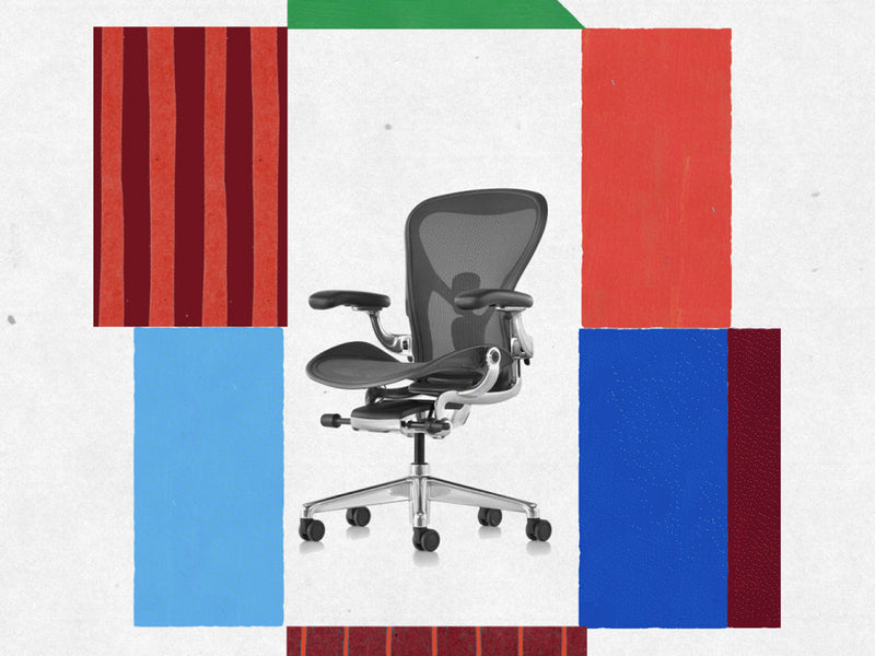 Animation d'une chaise de bureau Herman Miller Aeron noire et chromée polie emballée comme un cadeau.