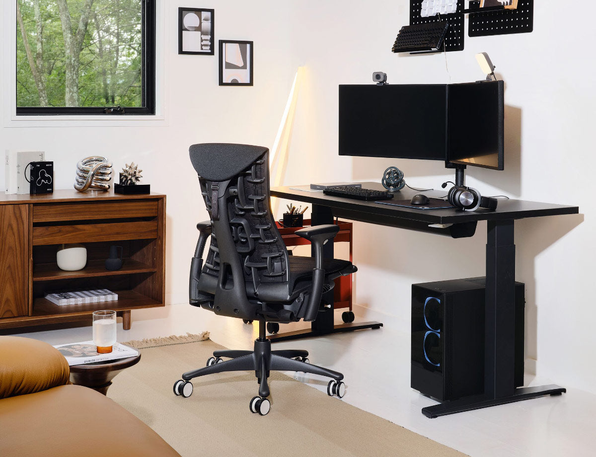 Fauteuil gaming Herman Miller Embody noir avec bureau gaming Nevi noir assis-debout et équipement gaming comprenant deux écrans