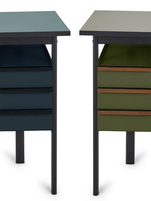 Vue de face de deux bureaux Mode de Herman Miller en bleu et en vert, montrant la gamme de couleurs disponibles.