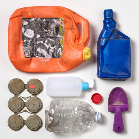 Photo de divers objets en plastique récupérés dans les océans du monde entier, notamment des bouteilles et des bouchons