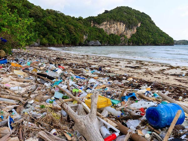 Photo d'une plage recouverte de plastique, mettant en évidence l'endroit où Herman Miller récupère le plastique pour l'utiliser dans de nouveaux produits