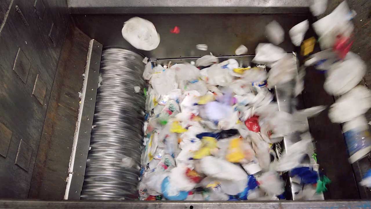 Courte vidéo montrant le processus utilisé chez Herman Miller pour récupérer, trier, laver et transformer le plastique en plastique réutilisable pour de nouvelles chaises