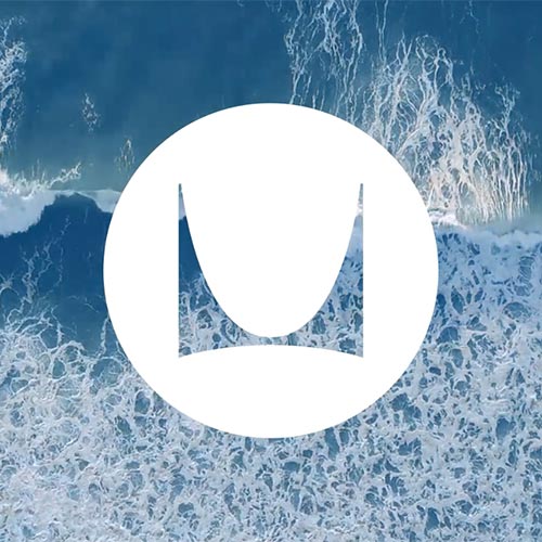 Image de vagues avec le logo blanc de Herman Miller