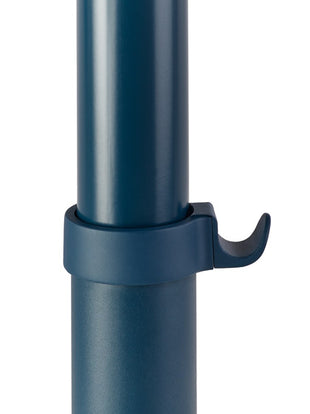 Gros plan d'une table Passport bleue de Herman Miller, montrant le porte-bagages optionnel.