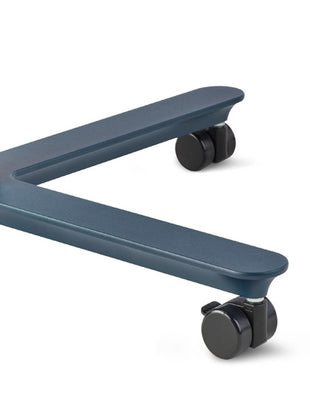 Gros plan d'une table Passport bleue d'Herman Miller, montrant les roulettes noires.