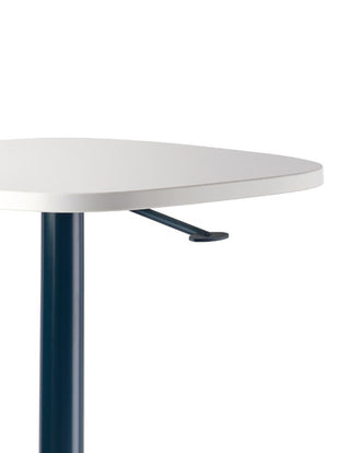Gros plan d'une table Passport bleue et blanche de Herman Miller, montrant le levier utilisé pour lever ou abaisser manuellement la table.