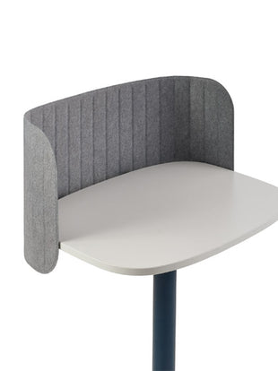 Gros plan d'un pare-vue gris entourant une table Passport blanche et bleue de Herman Miller.