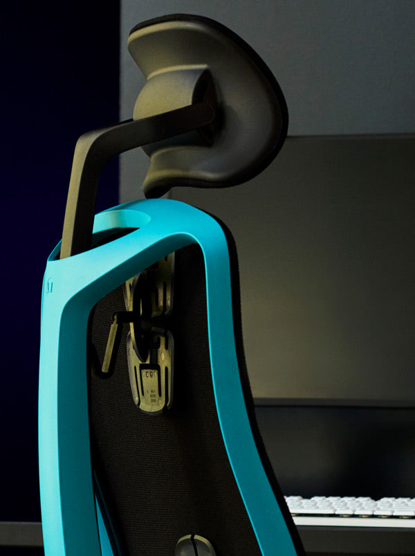 Gros plan d'un fauteuil de jeu Vantum bleu et noir de Herman Miller, montrant l'armature du fauteuil.