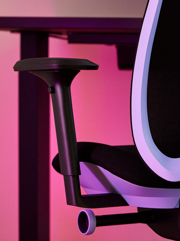 Gros plan d'un fauteuil de jeu Vantum violet et noir de Herman Miller, montrant l'accoudoir.