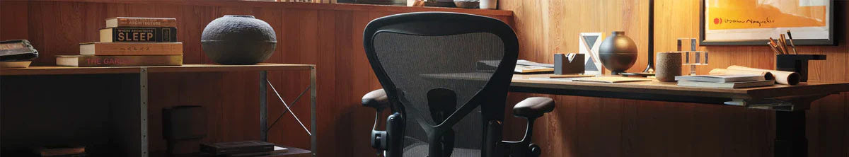 Vue arrière du fauteuil de bureau Herman Miller Aeron dans un bureau à domicile