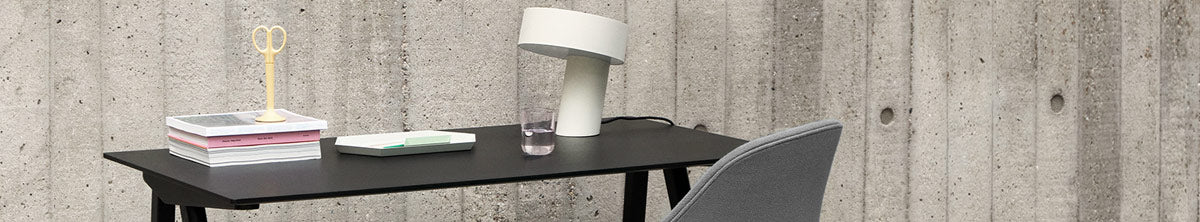 Bureau Hay Copenhague 90 noir avec lampe de table inclinée Hay blanche