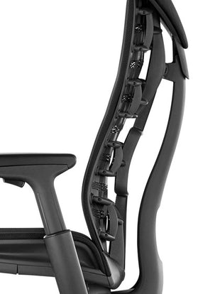 Vue latérale d'une chaise de bureau Embody noire de Herman Miller, montrant la courbure du dossier.