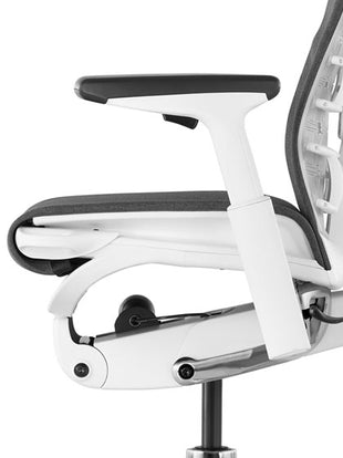 Gros plan d'un siège de bureau Embody blanc et gris de Herman Miller, montrant le réglage de l'inclinaison.