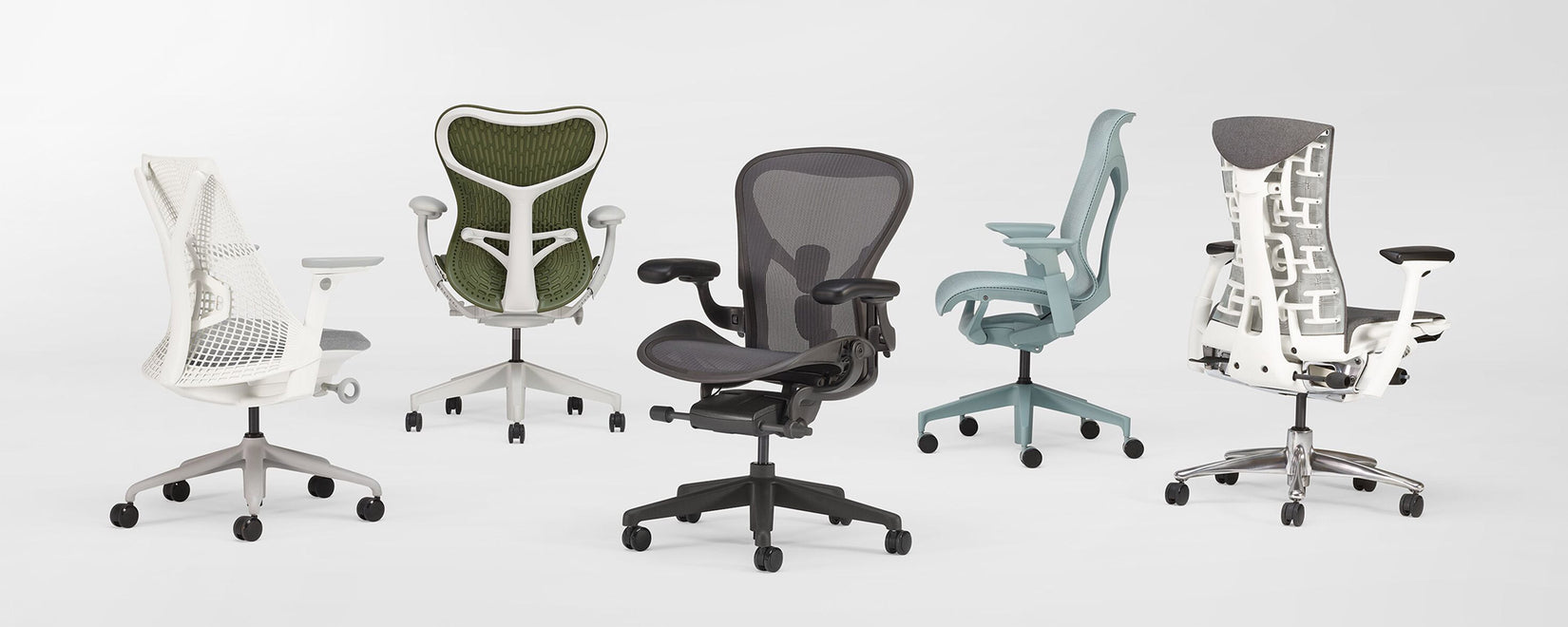 Sélection de 5 chaises de bureau ergonomiques Herman Miller dans un studio blanc. Modèles présentés : Sayl, Mirra 2, Aeron, Cosm et Embody.