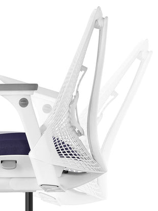 Vue latérale d'une chaise de bureau Sayl blanche de Herman Miller, montrant la fonction de basculement.