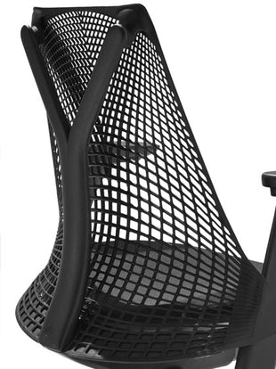 Vue arrière d'une chaise de bureau Sayl noire de Herman Miller, montrant le dossier en forme de Y.