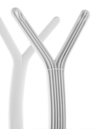Un objet blanc en forme de Y est placé sur un fond blanc. Soulignant le design et la forme du dossier de la chaise de bureau Sayl.